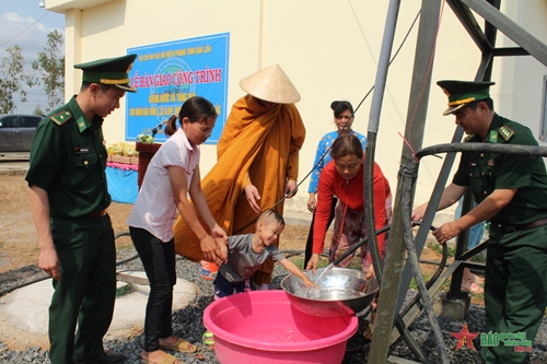 Bộ đội Biên phòng tỉnh Đắk Lắk tặng quà nhân dân khó khăn tại xã biên giới Ia Rê